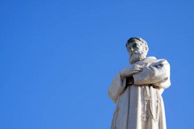 Mavi gökyüzü arka plan üzerinde antik heykel fotoğrafı
