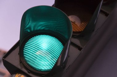 Trafik ışık mavi gökyüzü berlin yolda açık üzerinde yakın çekim fotoğraf 