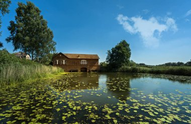 Küçük bina yakınlarında akan nehir sahne fotoğraf