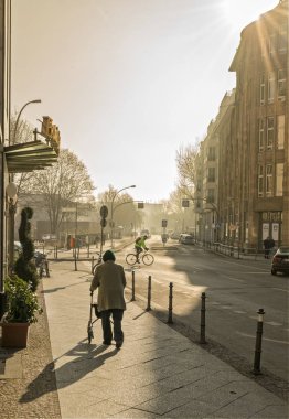 Sokakta yürürken kıdemli 