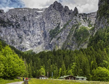 Şaşırtıcı dağlar manzara ateş
