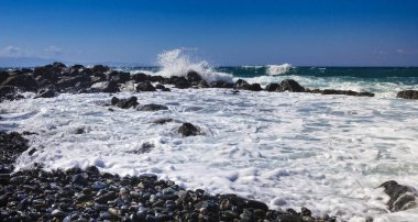 Dalgalar üzerinde Cliffs at gündüz