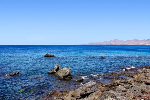 Linia Brzegowa Lanzarote Niebieski Ocean Atlantycki Górami Tle Wyspy Kanaryjskie — Zdjęcie stockowe