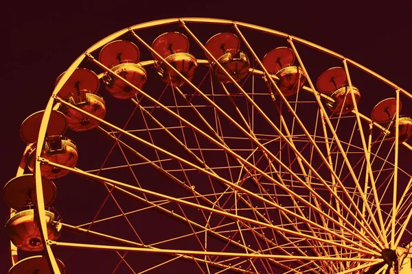 Riesenrad Auf Einem Rummelplatz Vor Dunklem Himmel — Stockfoto