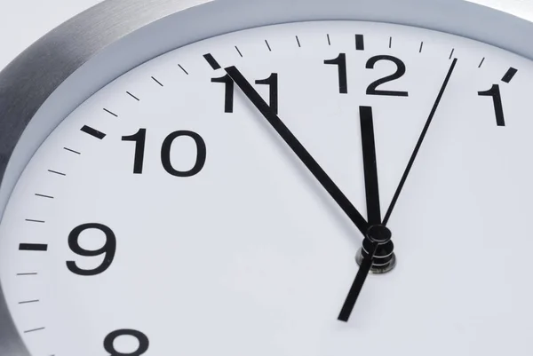 Horloge Blanche Visage Avec Des Flèches Gros Plan — Photo