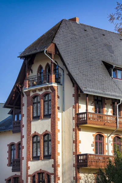 Foto Hermosa Villa Histórica Sobre Fondo Azul Del Cielo —  Fotos de Stock