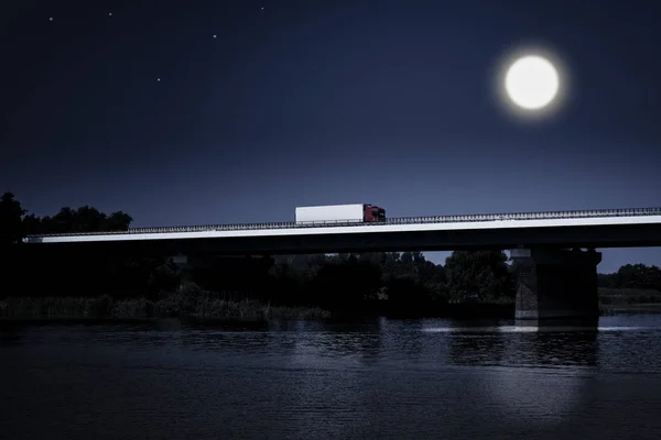 Λευκό Φορτηγού Στην Γέφυρα Πέρα Από Τον Ποταμό — Φωτογραφία Αρχείου