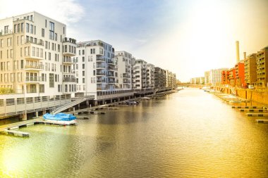 fotoğraf Frankfurt Nehri yakınında iş binaların