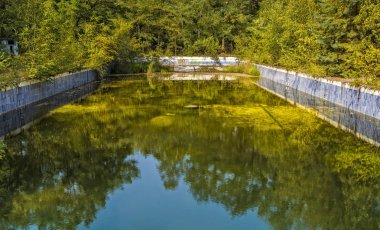 Yüzme Havuzu güneşli gün terk edilmiş 