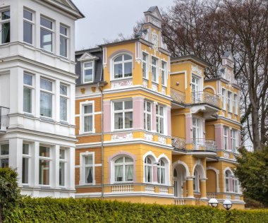 Fotoğraf arka plan üzerinde güzel tarihi Sarı Villa