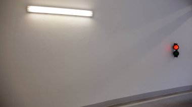 Beyaz duvar önünde kırmızı ışık