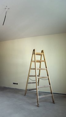 boş odada, onarım kavramı Ahşap merdiven 