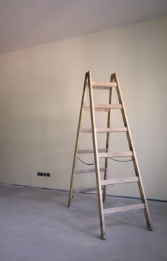 boş odada, onarım kavramı Ahşap merdiven 