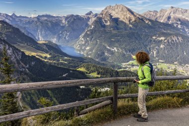 Fotoğraf Berchtesgadener arazi içinde kadın yürümek