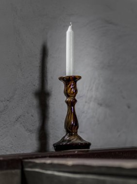 Kilisede beyaz mum yakın çekim fotoğraf