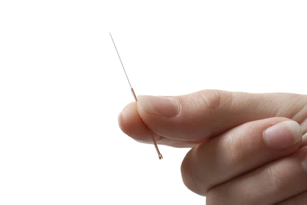 鍼治療の針を持っている手 — ストック写真
