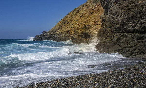 Dalgalar Üzerinde Cliffs Gündüz — Stok fotoğraf