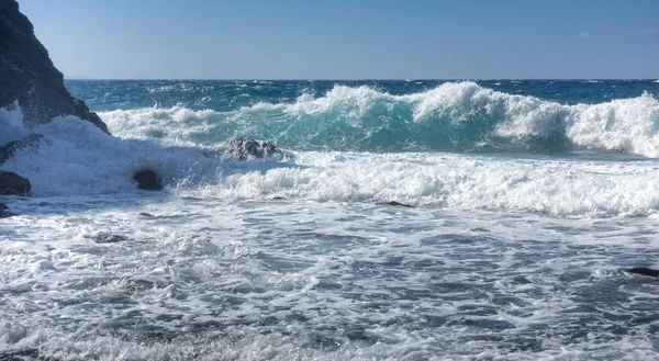 Vågor Cliffs Dagtid — Stockfoto