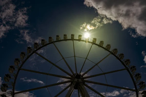 Riesenrad Auf Dem Festplatz Vor Blauem Himmel — Stockfoto