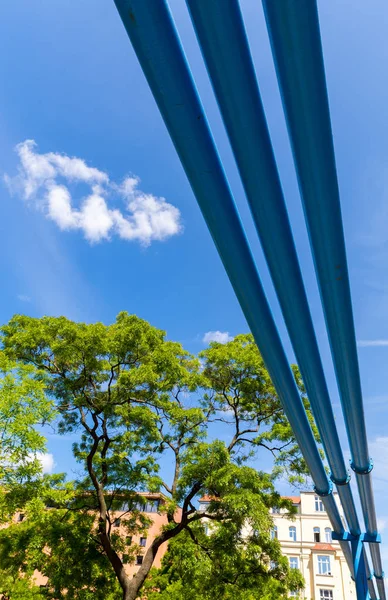 Tubos Suministro Sitio Construcción Con Árbol Verde Sobre Fondo Azul —  Fotos de Stock