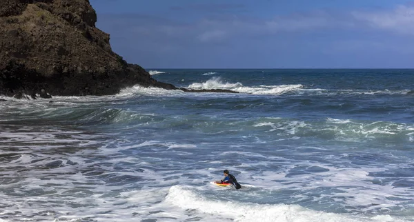 Foto Surfer Försöka Fånga Våg Vackra Kuststaden Med Rent Vatten — Stockfoto