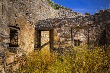 eski Spinalonga veya Kalydon adada Girit Yunanistan mavi gökyüzü arka plan fotoğrafı 