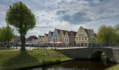 ısmarlayarak Nehri, Friedrichstadt, Schleswig Holstein yakınında renkli evlerin