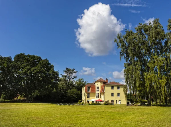 Foto Van Prachtige Historische Villa Met Groen Gras Blauwe Hemelachtergrond — Stockfoto