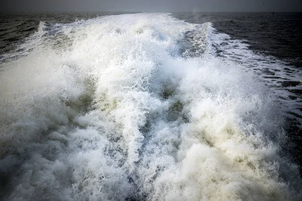 ボートでクルーズの海 時間の日の撮影 — ストック写真