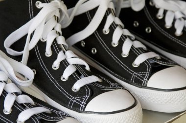 Beyaz arka plan üzerinde izole eğitim için şık spor ayakkabısı kümesi