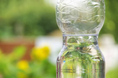 İçme suyu ile şeffaf plastik şişe