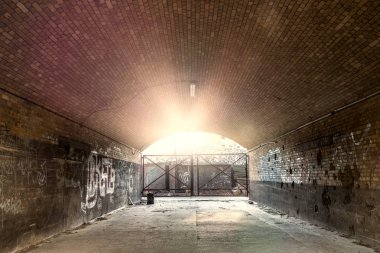 gün ışığı alan eski grunge tüneli 