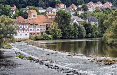 Bakmak bir Weir ve yarı ahşap evleri içinde şehir, Melsungen Hessen, Almanya