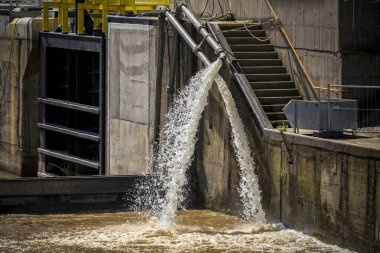 Arka plan üzerinde inşaat sahasında tedarik borular 