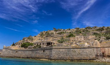 eski Spinalonga veya Kalydon adada Girit Yunanistan mavi gökyüzü arka plan fotoğrafı 