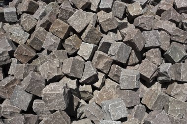 Antik yolun gri taş yığını