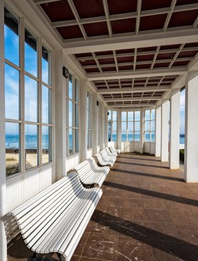 Beach Of Baltık Denizi üzerinde mavi gökyüzü arka plan ile köşk