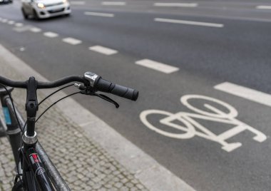 Döngüsü yol içinde güzel Berlin city yaz saati adlı fotoğrafı