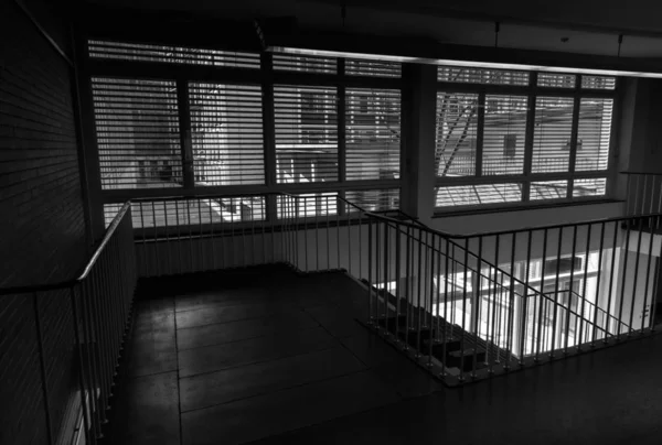 廊下内部の黒と白のショット — ストック写真