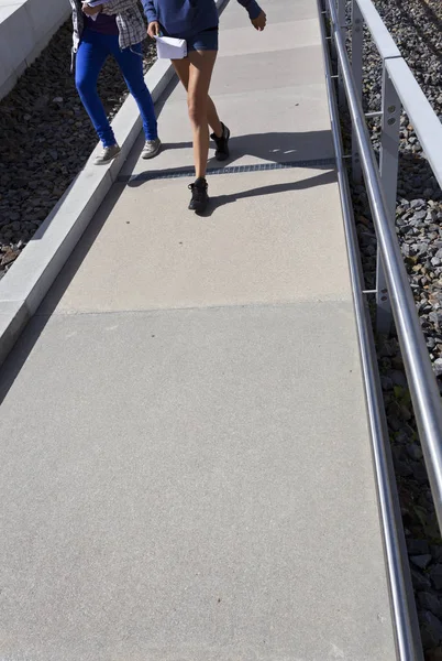 Frauenbeine Sonnigem Tag Auf Betonbrücke — Stockfoto