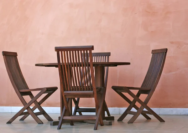 Cafe Masa Sandalyeler Yakın Çekim Fotoğraf Duvarının Yakınında — Stok fotoğraf