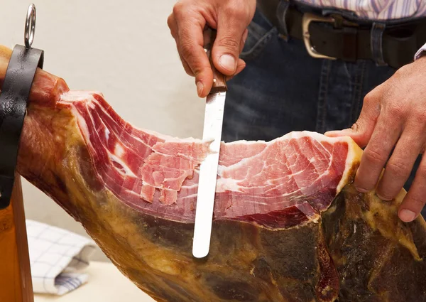 Close Mão Masculina Esculpindo Delicioso Porco Presunto Para Almoço — Fotografia de Stock