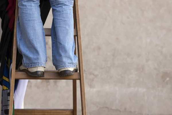 Homem Fica Uma Escada Madeira — Fotografia de Stock