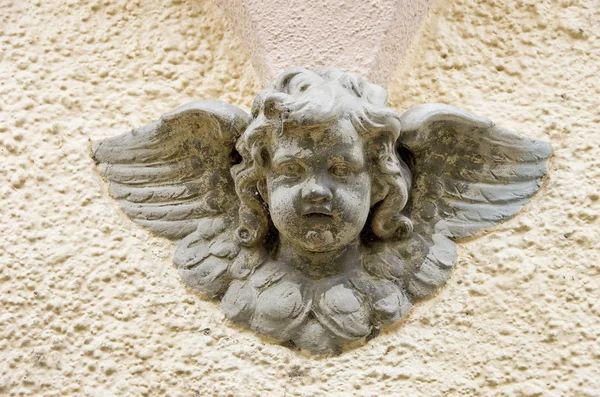 在一个古老的住宅建筑的门面 一些婴儿天使的脸和翅膀 在林道湖 — 图库照片