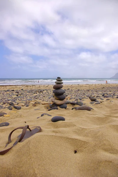 Balancing Pebbles Sandales Sur Plage Océan Atlantique Côte Nord Lanzarote — Photo