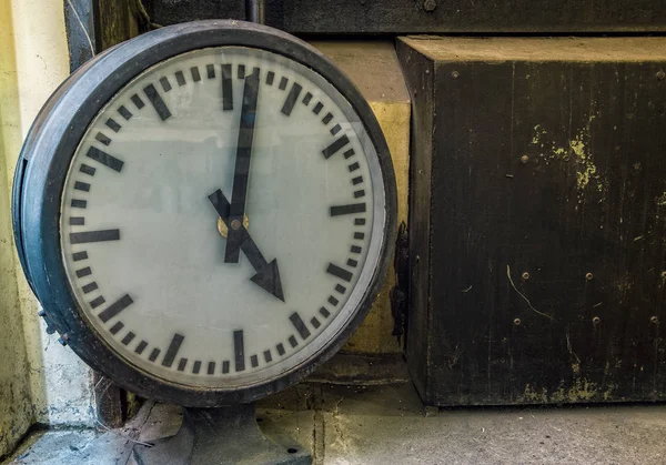 古物店で古代の大時計 — ストック写真