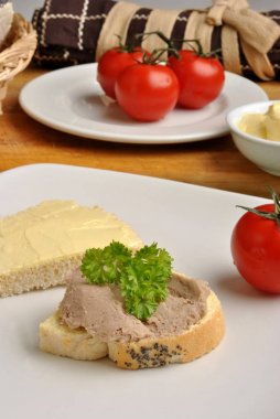 yarım ekmek rulo ile karaciğer sosis tabakta