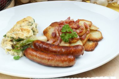 kızarmış patates sosis ve beyaz tabakta pastırma ile yakın çekim 