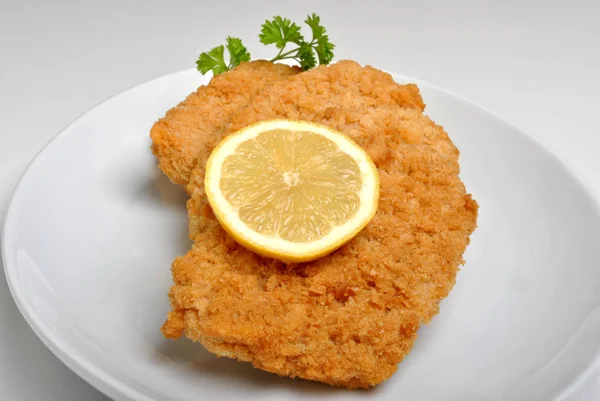 Panierte Fischsteaks Mit Bio Zitrone Auf Weißem Teller Nahaufnahme — Stockfoto