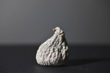 tatlı incir meyve gri arka plan üzerine pudra şekeri ile yakın çekim 